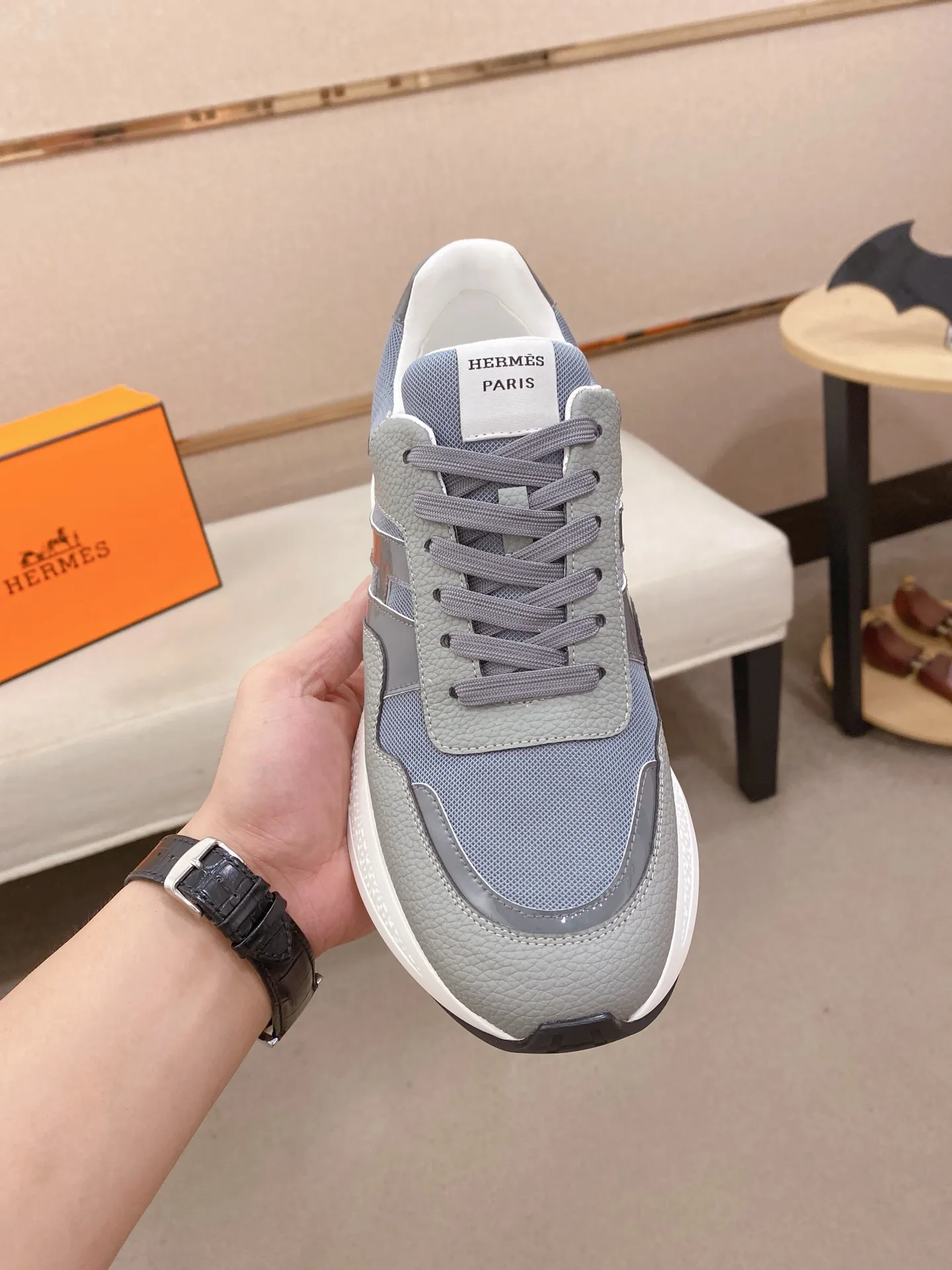 Factory price: 560💰《HERMES》【Classic Original Version】Hermès; Top 🔝 Purchasing Agency 🔍🔍Men's latest 🇺🇸 counters are on sale simultaneously, imported from Italy original ▲▲cowhide ▲▲ (high-end, nobility, class) ) Exquisite workmanship (Italian 🇮🇹 imported water-dyed 🐂 cowhide lining) sole: original sole provided by the original factory, ⚠️exclusive double-layer activity·TPR·rubber·combined molded outsole; super comfortable·wear-resistant·non-slip·environmental protection The real thing is more beautiful if you take the real thing (high quality, follow the order). You can enter and exit the counter at will * Number of yards: 38-44 (45 can be customized and cannot be returned or exchanged)